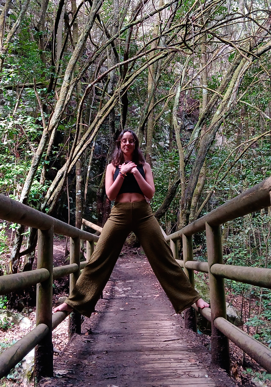 Icíar de pie sobre un puente de madera, en mitad de un bosque de laurisilva